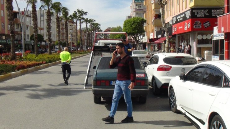 Drift atan ehliyetsiz genç, polisi görünce kontak anahtarını bile almadan aracı bırakıp kaçtı