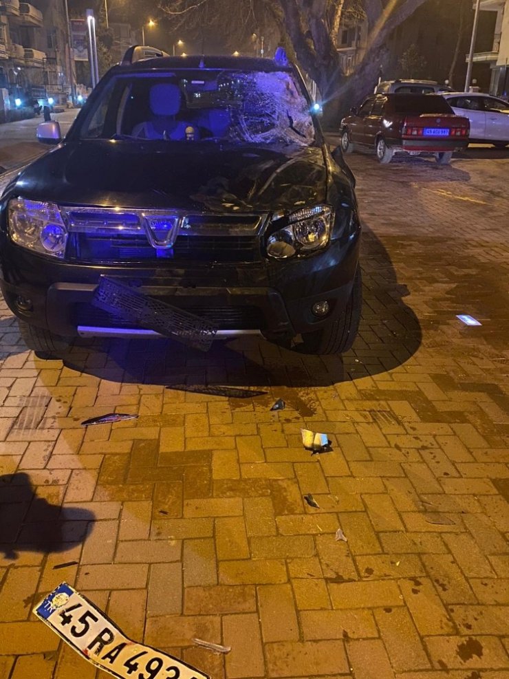 Başıboş atlar otomobilin üzerine çıktı, sürücü neye uğradığını şaşırdı