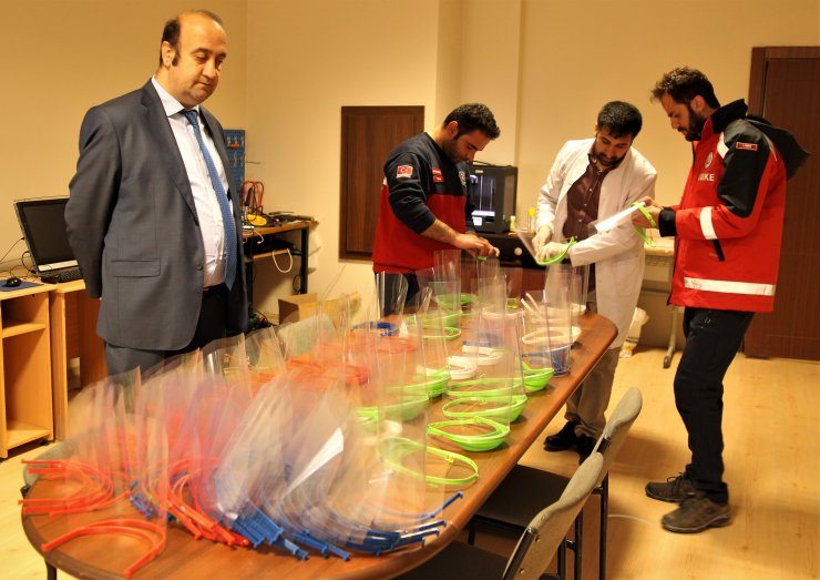 Öğretmenler, sağlık çalışanları için siperli maske üretiyor