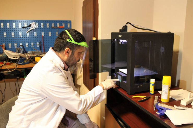 Öğretmenler, sağlık çalışanları için siperli maske üretiyor