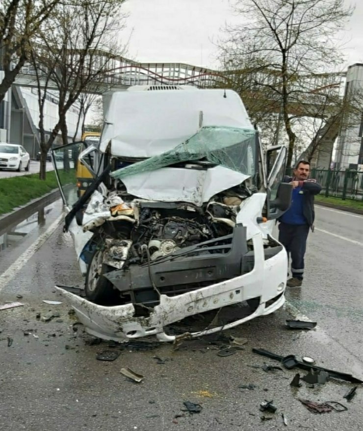 Samsun’da minibüs tıra arkadan çarptı: 3 yaralı