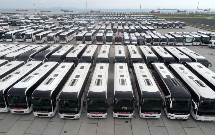 Seferleri durdurulan otobüsler Yenikapı Miting Alanı'nı doldurdu