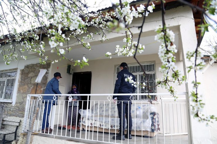 Tunceli'de sosyal yardımların hak sahiplerine evlerinde teslim edilmesine başlandı