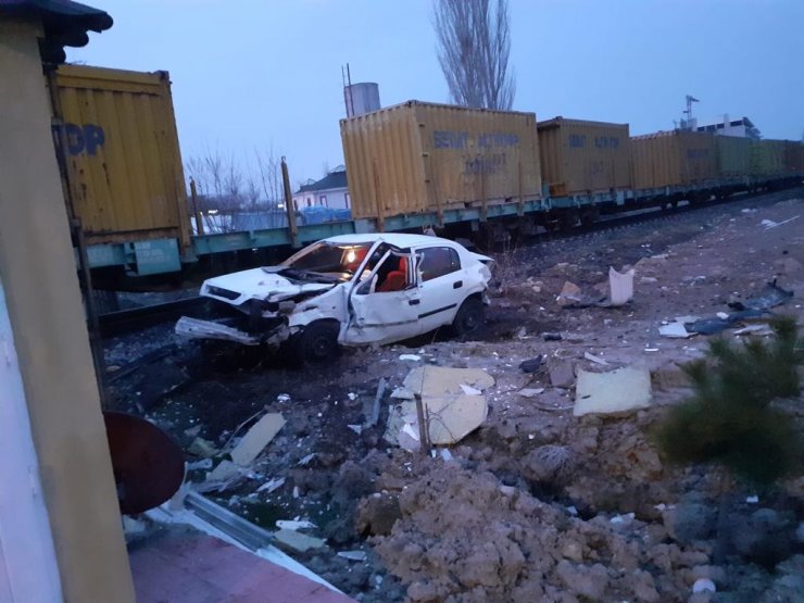 Afyonkarahisar'da hemzemin geçitteki kazada otomobil sürücüsü yaralandı