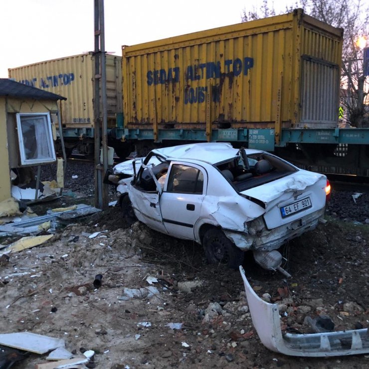Afyonkarahisar'da hemzemin geçitteki kazada otomobil sürücüsü yaralandı