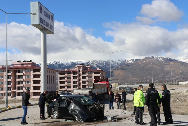 Erzincan’da çekiciyle otomobil çarpıştı: 3 yaralı