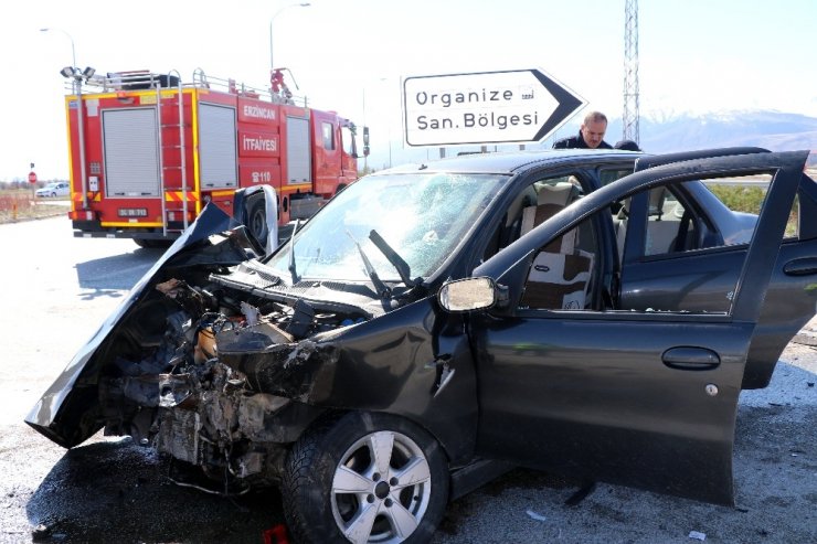 Erzincan’da çekiciyle otomobil çarpıştı: 3 yaralı
