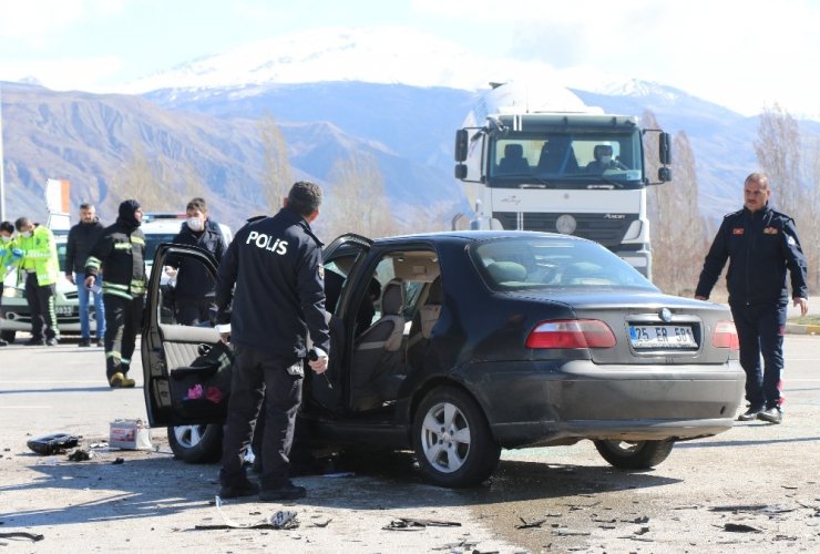 Erzincan’da çekiciyle otomobil çarpıştı: 3 yaralı