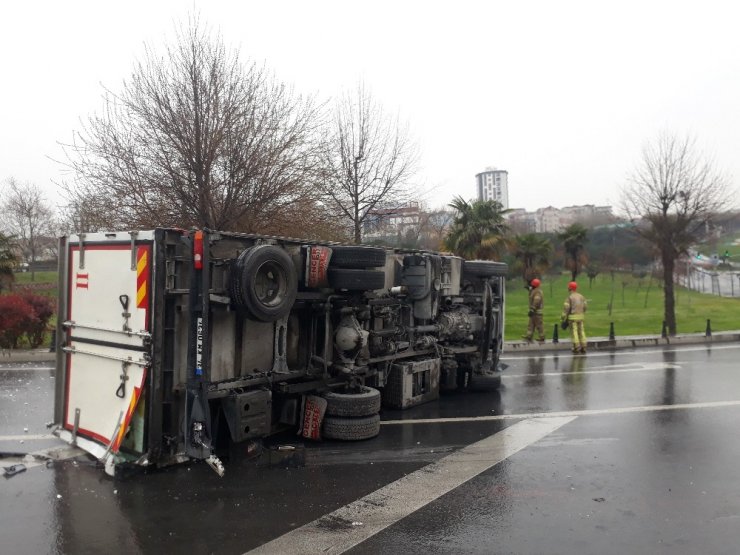 Esenler’de virajı alamayan kamyon bariyerlere çarparak devrildi