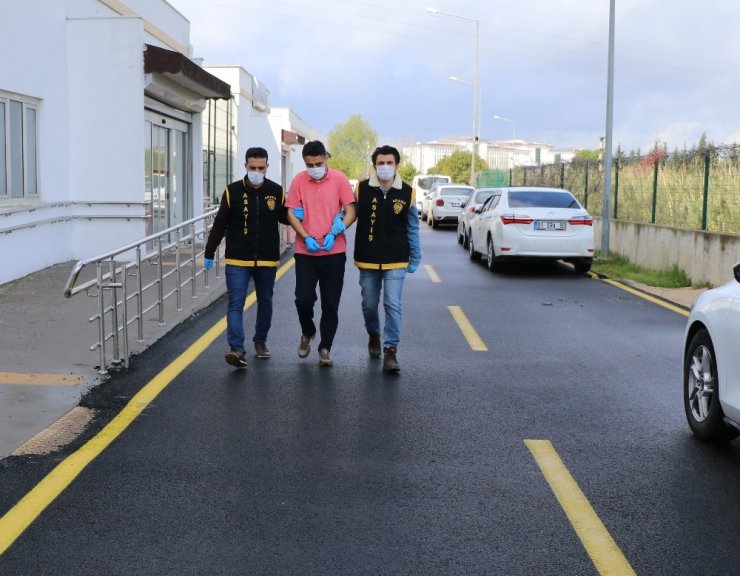 Yolda yürüyen kadına kabus yaşattı, 500 metre sonra polis yakaladı