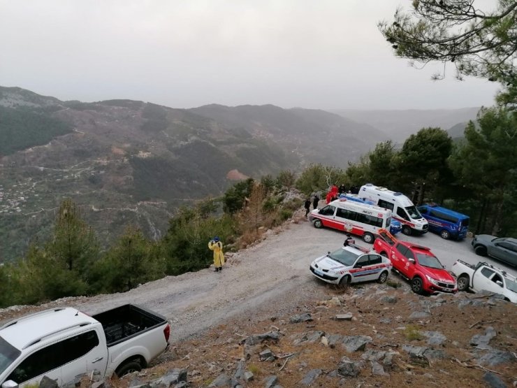 (Düzeltme) Alanya’da otomobil uçuruma yuvarlandı: 1 ölü, 1 ağır yaralı