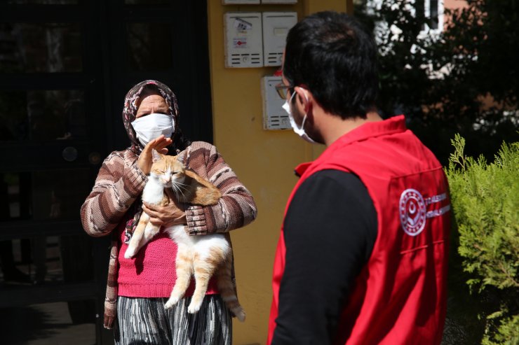 Beslediği sokak kedileri "aç kalmasın" diye 112'yi aradı