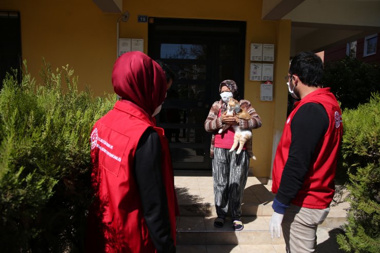 Beslediği sokak kedileri "aç kalmasın" diye 112'yi aradı