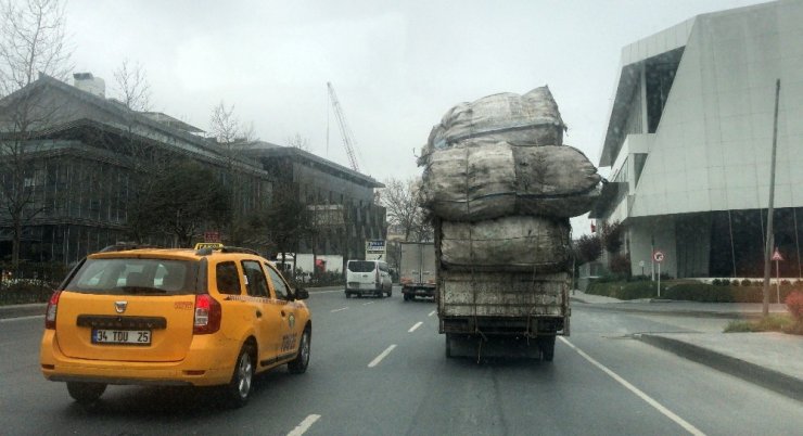 Beyoğlu’nda aşırı yüklü kamyon, trafikte tehlike saçtı