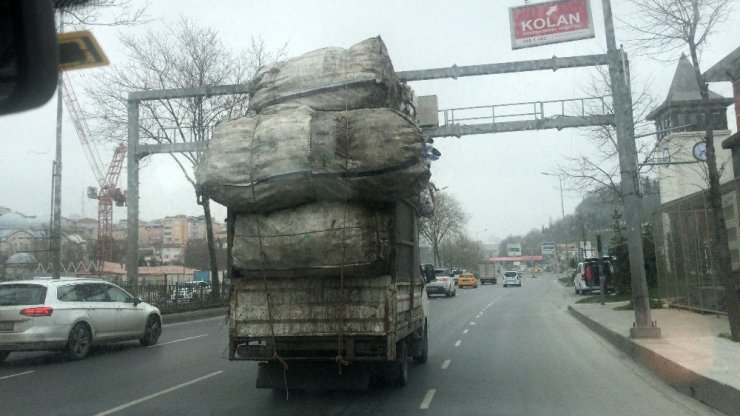 Beyoğlu’nda aşırı yüklü kamyon, trafikte tehlike saçtı