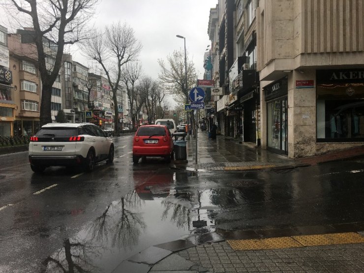 Talihsiz adamın önce motorunu çaldılar, bir gün sonra da duran aracına çarptılar