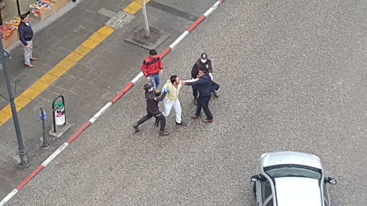 Sosyal mesafeyi bırakıp kavgaya tutuştular