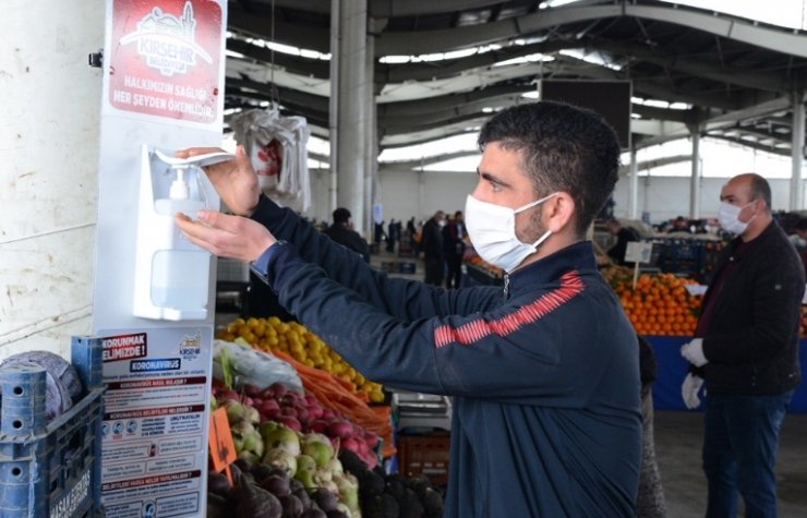 Kırşehir'de pazar yerine vatandaşlar için dezenfektan makinesi konuldu