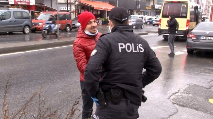 Sultangazi’de polisten sokakta bulunan 20 yaş altı gençlere denetim