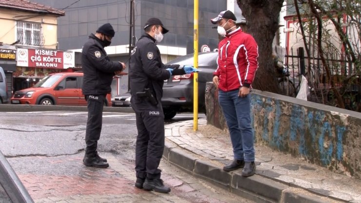 Sultangazi’de polisten sokakta bulunan 20 yaş altı gençlere denetim