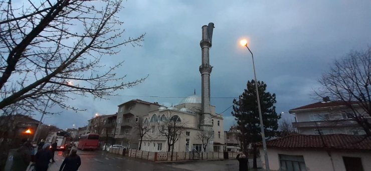 Tekirdağ’da şiddetli fırtına cami minaresini yıktı