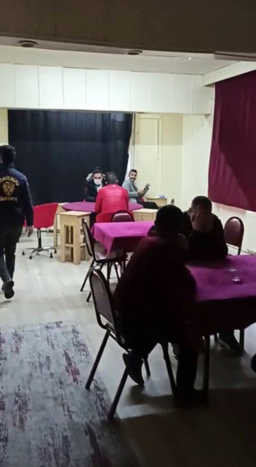 Ümraniye’de yasağa rağmen açık olan kıraathaneye baskın
