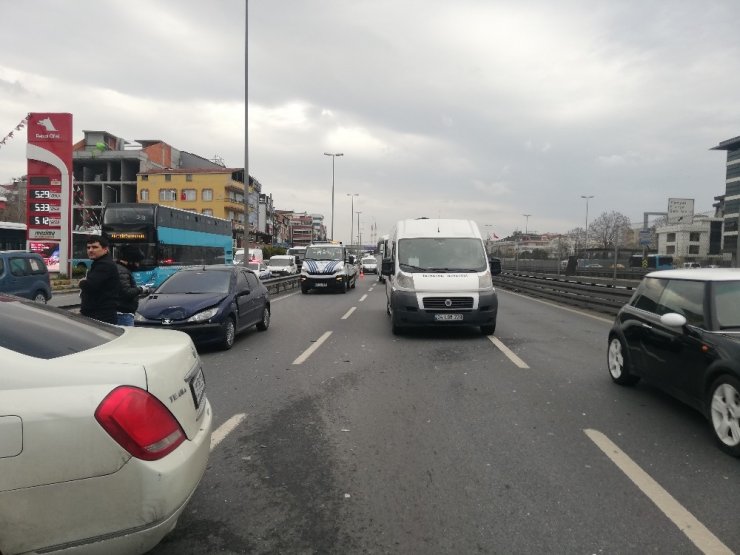 E-5 trafiğini kilitleyen kaza: 1 yaralı