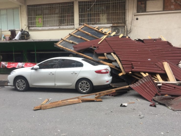 Gaziosmanpaşa’da şiddetli rüzgar çatı uçurdu