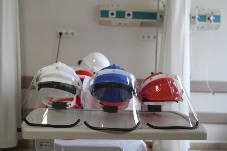 Trakya Üniversitesinde sağlık teknikeri baretten yüz siperliği üretti