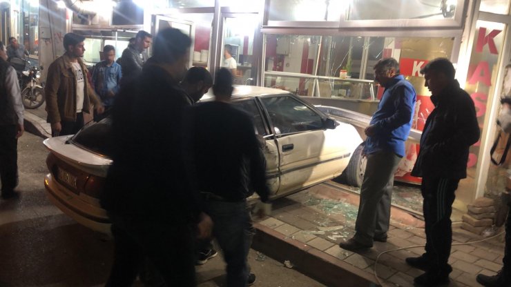Adana'da otomobil, bir araca çarptıktan sonra kasap dükkanına girdi