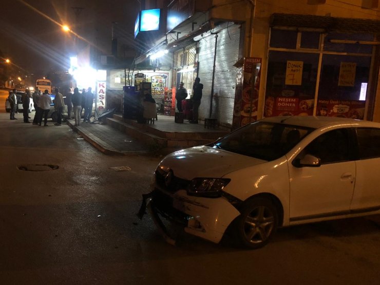 Adana'da otomobil, bir araca çarptıktan sonra kasap dükkanına girdi