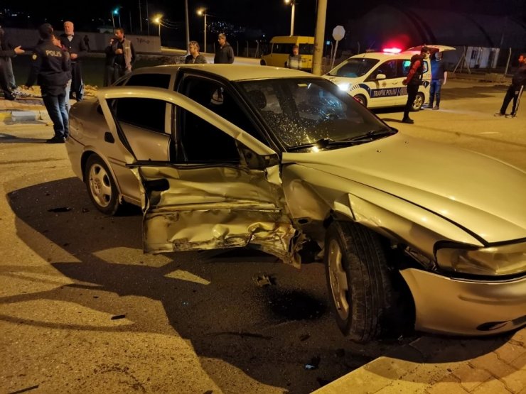 İki otomobil çarpıştı: 1 yaralı
