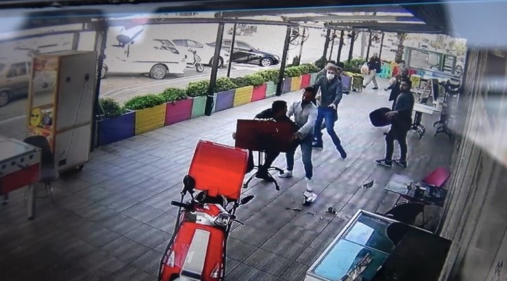 Maske kavgası sosyal mesafe dinlemedi, sandalyeler havada uçuştu