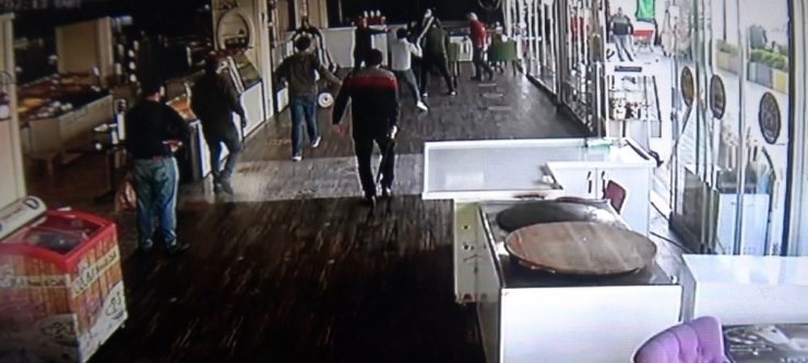Maske kavgası sosyal mesafe dinlemedi, sandalyeler havada uçuştu