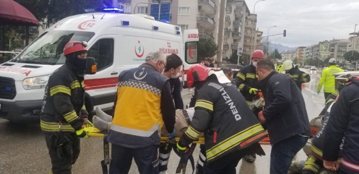 Kaza yapan otomobilde sıkışan sürücüyü itfaiye kurtardı