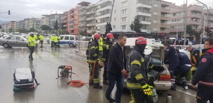 Kaza yapan otomobilde sıkışan sürücüyü itfaiye kurtardı