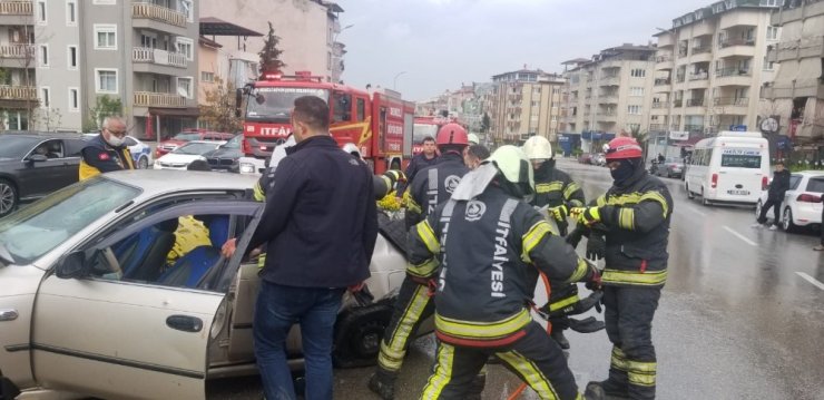 Kaza yapan otomobilde sıkışan sürücüyü itfaiye kurtardı