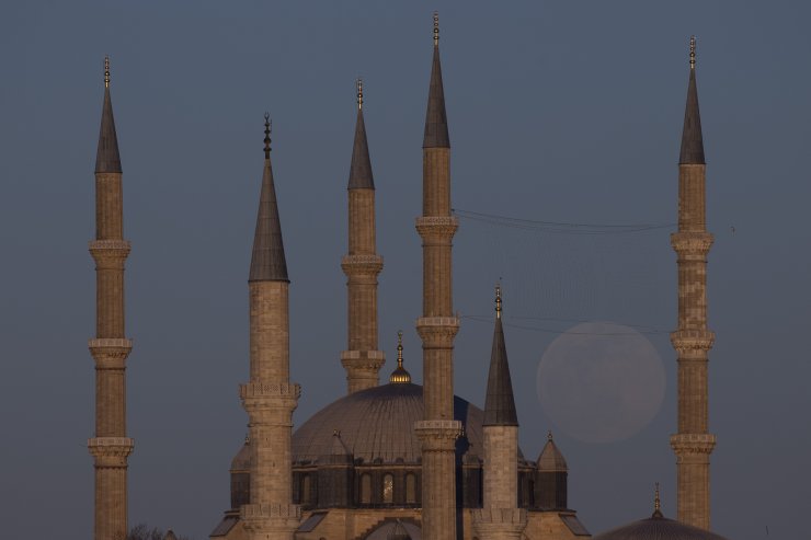 Selimiye Camisi, dolunayla kartpostallık manzaralar oluşturdu