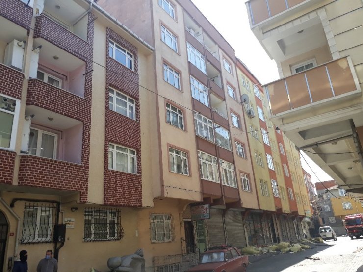 Esenler’de bir evin çatısı karşı binaya uçtu