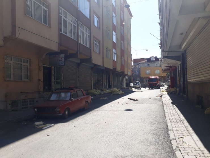 Esenler’de bir evin çatısı karşı binaya uçtu