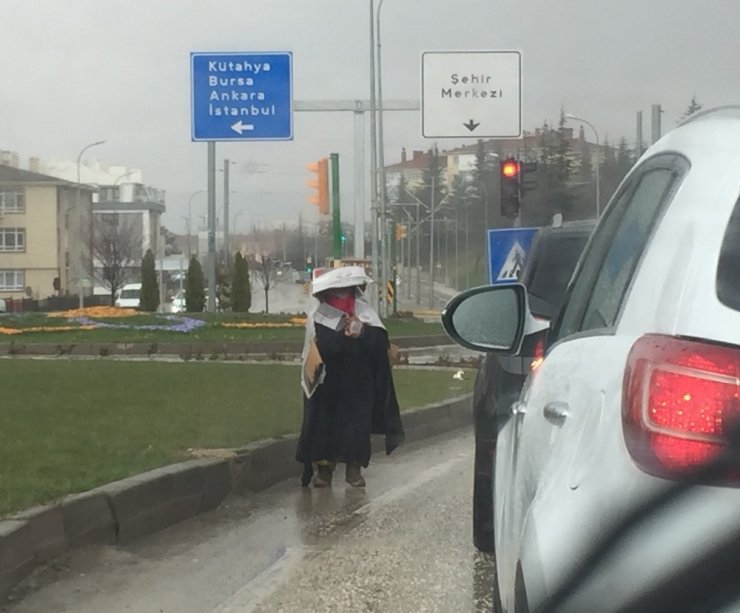 Ne yağmur ne de virüs tehlikesi ‘dilenmekten’ alıkoyamadı