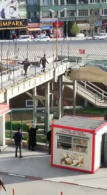 Vatandaşlar yine ‘sosyal mesafe’ yasağını dinlemedi, kavgaya tutuştu