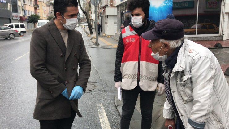 İstanbul’da koltuk değnekleriyle dışarıya çıkan yaşlı adam “pes” dedirtti
