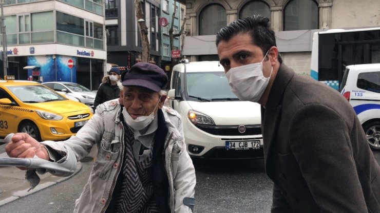 İstanbul’da koltuk değnekleriyle dışarıya çıkan yaşlı adam “pes” dedirtti
