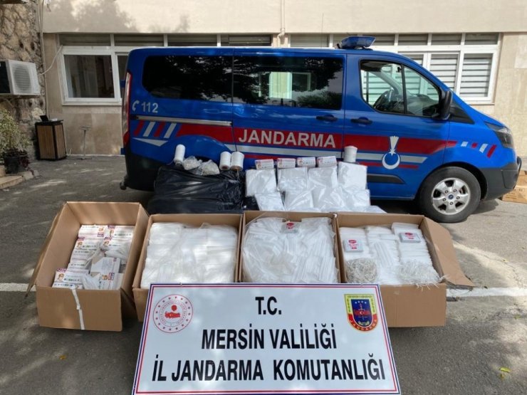 Mersin’de izinsiz maske ve tulum üretilen depoya baskın