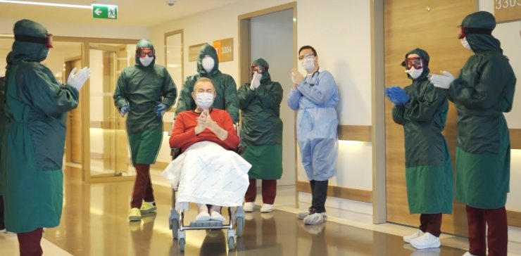 Samsun'da koronavirüs tedavisi biten hasta alkışlarla taburcu edildi