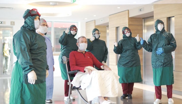 Samsun'da koronavirüs tedavisi biten hasta alkışlarla taburcu edildi