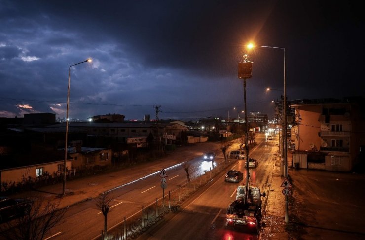 Uedaş saha ekipleri hayatı aydınlatıyor