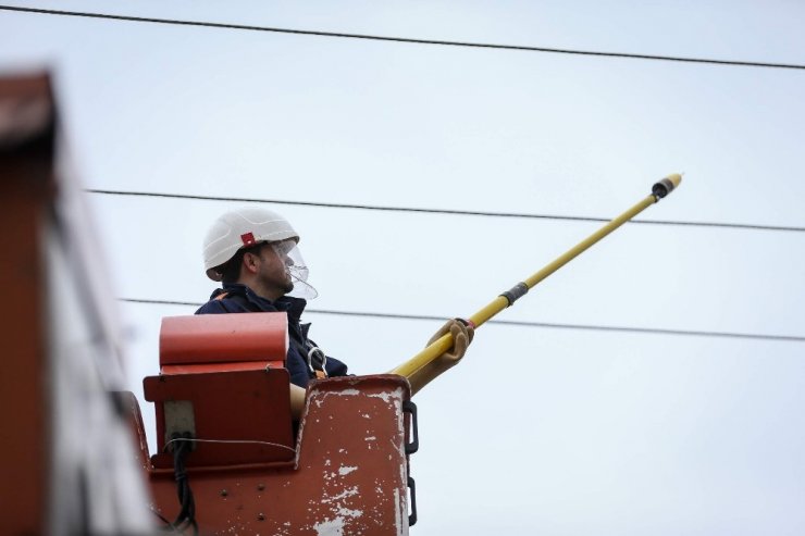 Uedaş saha ekipleri hayatı aydınlatıyor