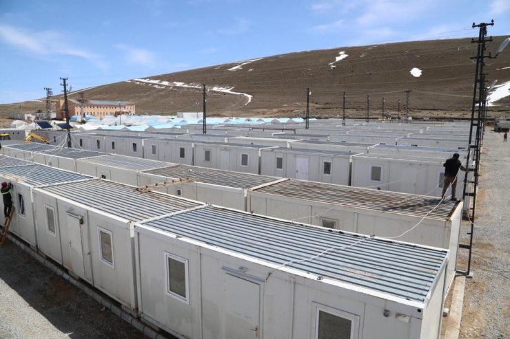 Van'da depremzedelerin barınması için konteynerlerin kurulumu sürüyor